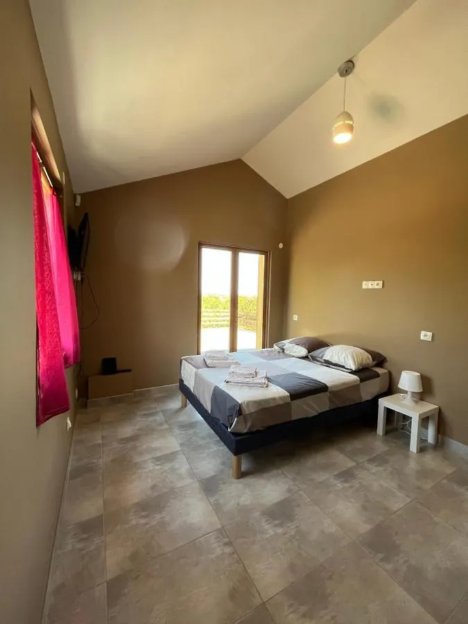 Maison Spacieuse Avec Grand Jardin Et Parking A 20 Min De Lyon Simandres 0*,  France
